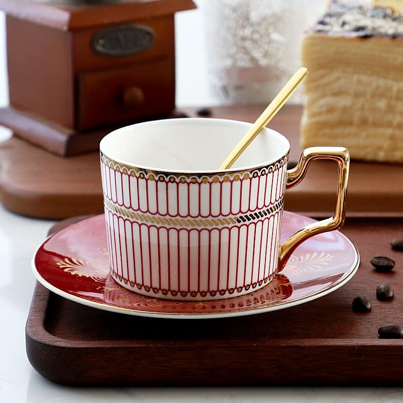 Feines Knochenporzellan Kaffeetassen- und Untertassensets, 270 ml Wunderschön glasierte Teetasse mit Goldrand und Henkel, Keramik-Kaffeetassen mit goldenem Löffel