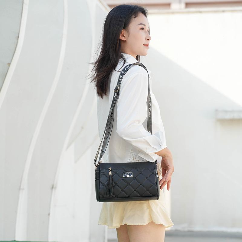 Ms. Xia's Crossbody Bag Is Fashionable and Versatile. It's A Large-capacity Fringed Women's Phone Bag