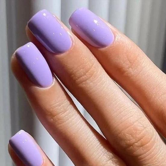 Čtvercové umělé nehty na dokonalých liniích Bezešvá kutikula Přirozeně vypadající Jemná nehtová lůžka Falešná