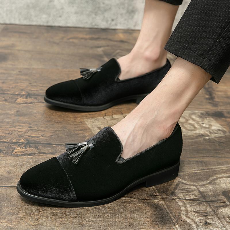 Luxury Designer New Fashion Pointed Velvet Tassels Shoes For Men Casual Loafers Formal Dress Footwear Sapatos Tenis Masculino