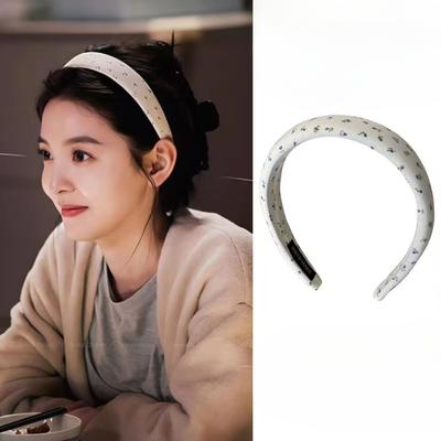 The Hairband Is A Fresh and Delicate Floral Wide-edge Headband with A High-end Feel. The Hairpin Is High On The Top of The Head