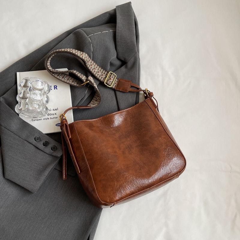 Large Capacity Bag Female Internet Celebrity Fashion Retro Shoulder Bag Wide Shoulder Strap Crossbody Bucket Bag Class Commuter Tote Bag