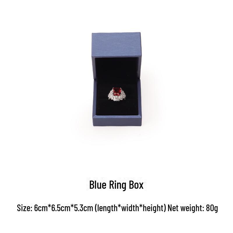 

Шкатулка из матовой кожи для ожерелий, подвесок, колец и браслетов