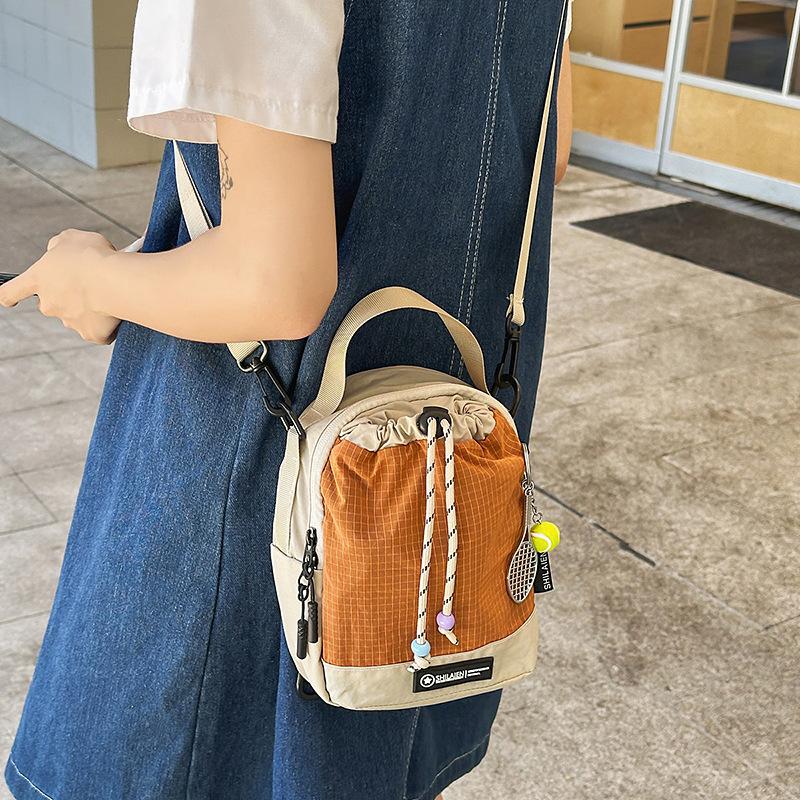 Ein kleiner Rucksack für Damen, leicht, mit hohem Erscheinungsbild, multifunktionaler Umhänge-, Doppel-Schulter-, Wasserflaschentasche