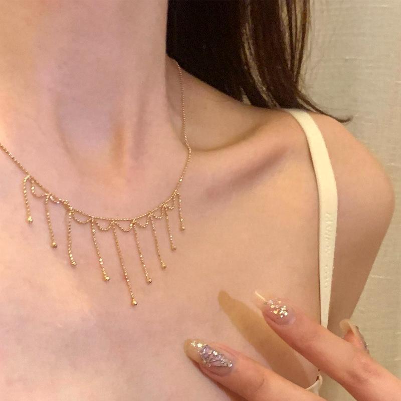

Elegant French Retro Tassel Necklace: Fashionable, Versatile Clavicle Chain