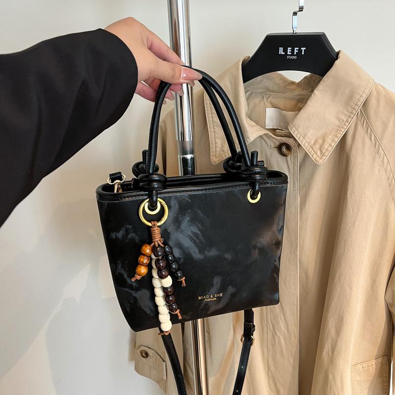 This year's popular small bags are women's autumn and winter versatile 2025 new retro simple messenger bags, portable bucket bags