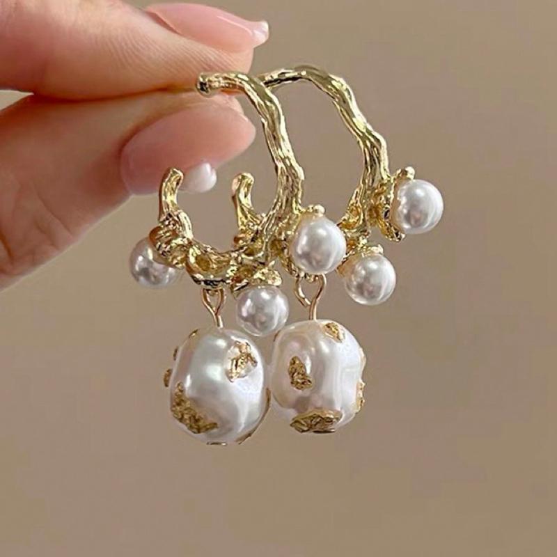 1pair Vintage Luxurious Faux Pearl C Design Earrings, Suitable For Women To Wear On Any Occasion