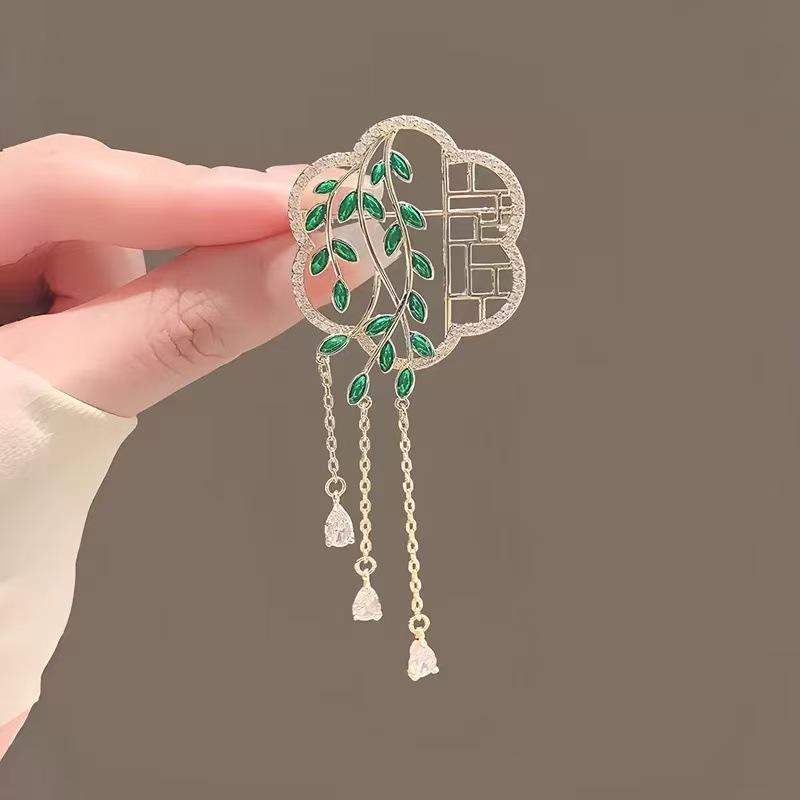 Ruyi Pipa Brooch: Elegant Classic Pearl Pin for Women’s Cheongsam