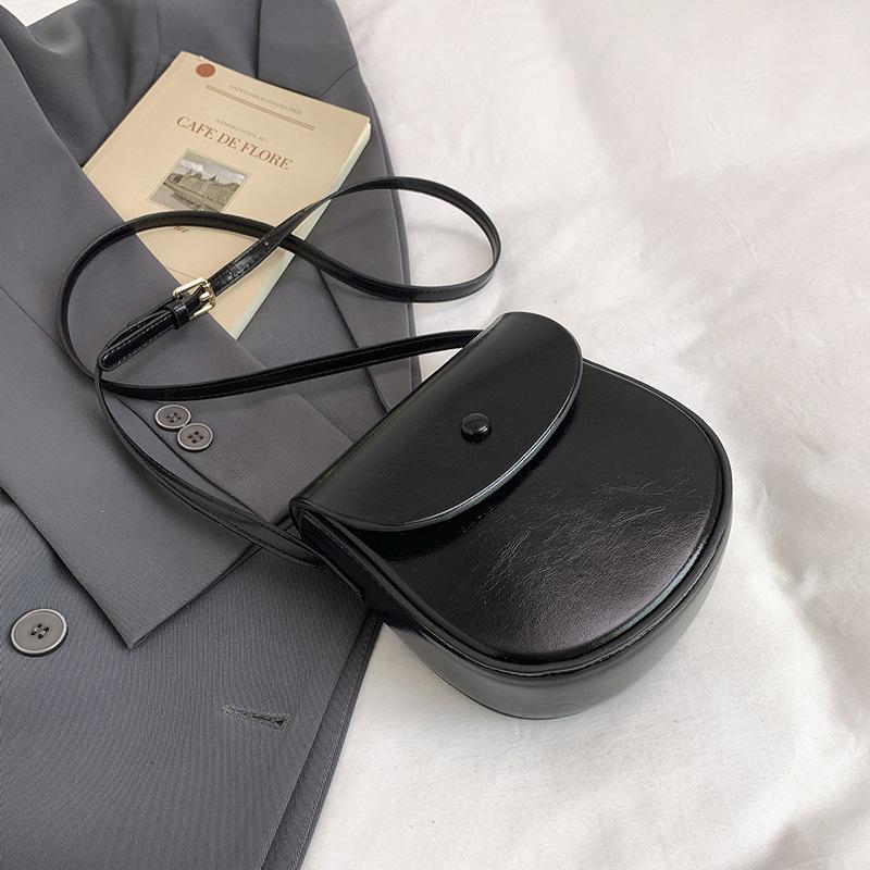 

Однотонная новая высококачественная текстура темперамент универсальная повседневная и красивая сумка-седло женская на плечо сумка-мессенджер чёрный