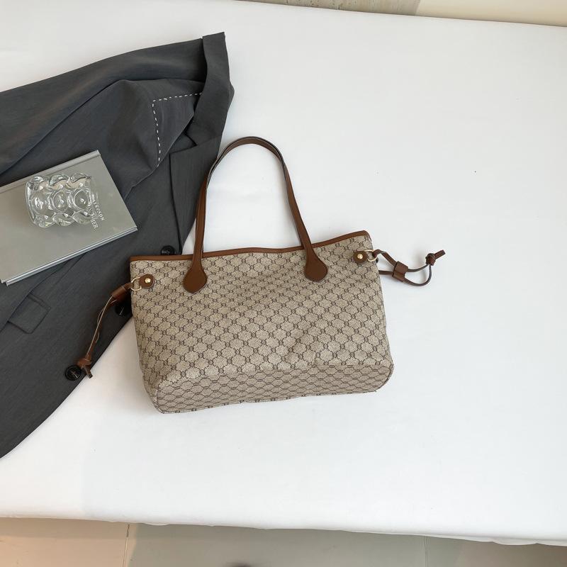 Winter new personality temperament commuter underarm tote bag beautiful niche design trendy shoulder handbag