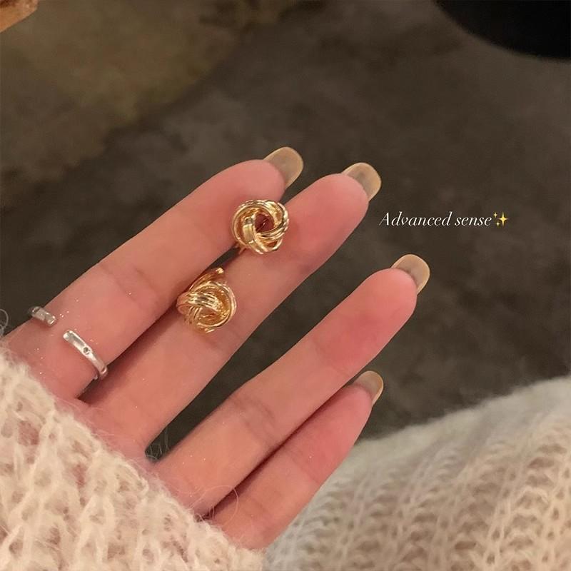 Light Luxury Niche High-End Design Sense Winding And Knotting Earrings Women'S Versatile Temperament Earrings Earrings