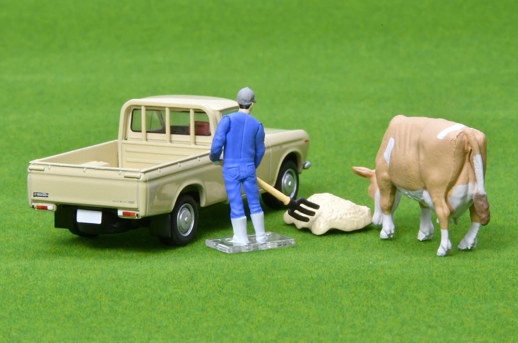 Tomica Limited Vintage 164 LV-195d Datsun 1300 Truck Light Brown with Figure Completed Product