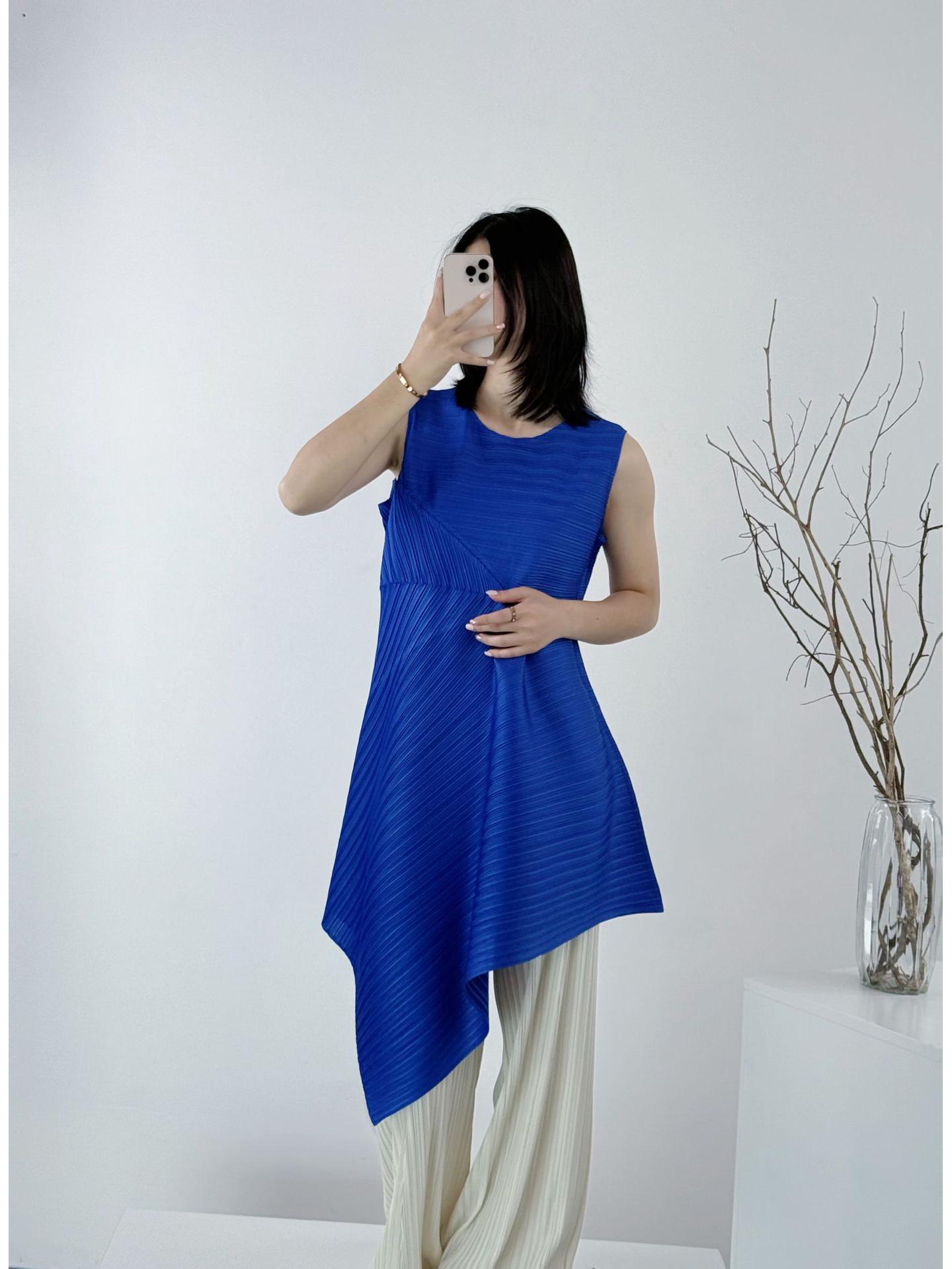 

Miyake Pleats PP Irregular Sleeveless Long Dress - Japanese Casual, Waist-Cinched, Slimming, Lightweight Luxury Fashion. One Size синій