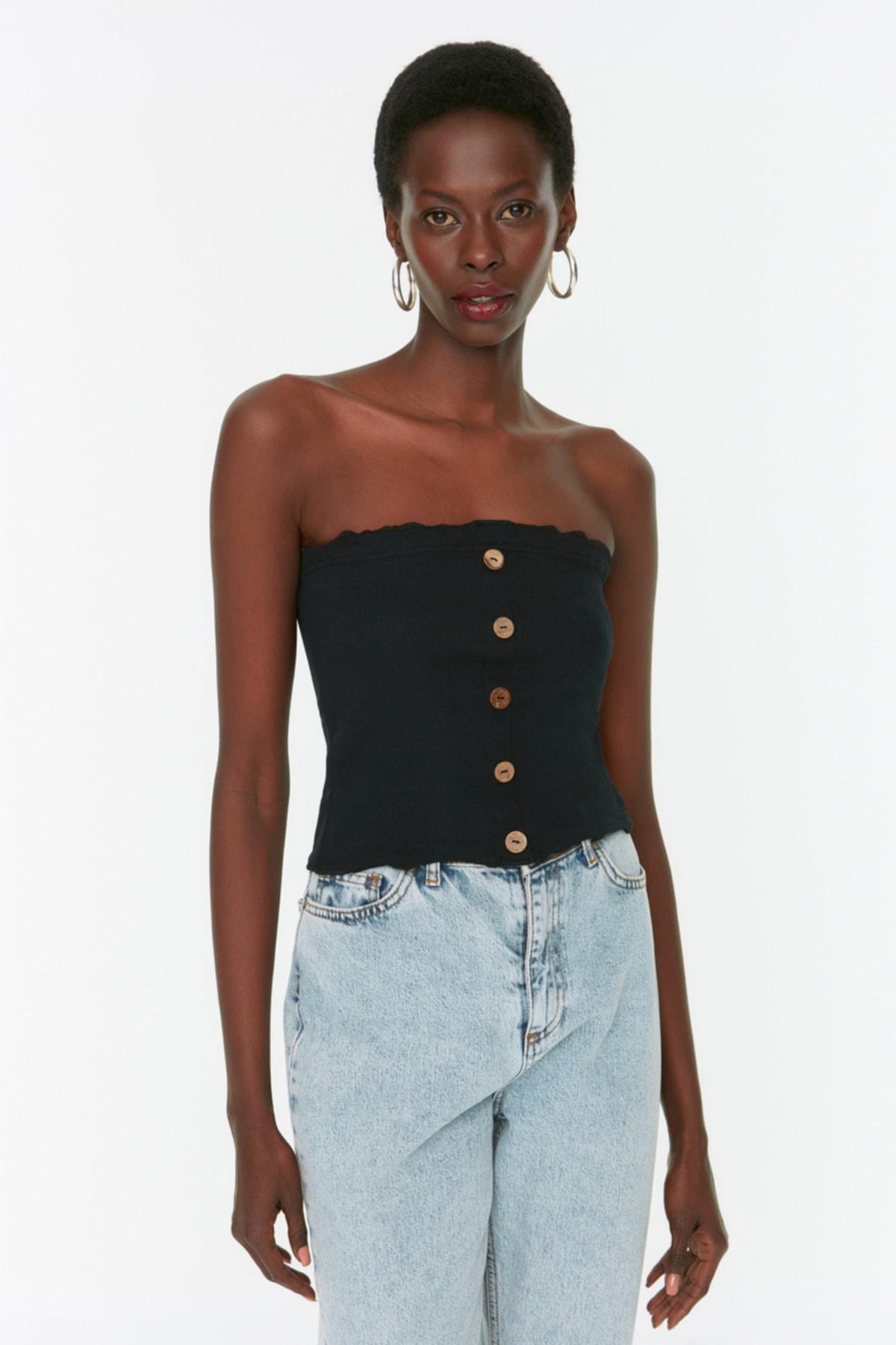 

Черная укороченная трикотажная блуза в рубчик и на пуговицах