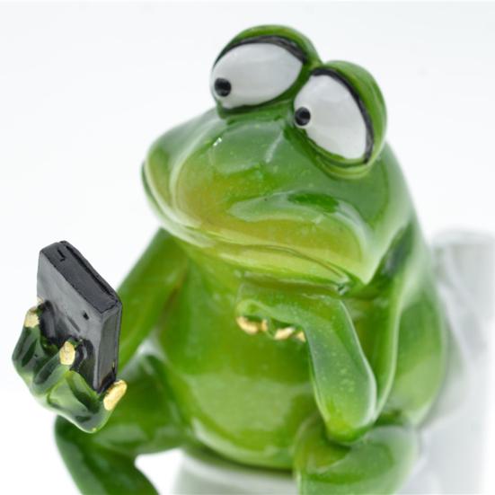 Toilet Frog Figurine Watching Phone Cartoon Frog Statue Resin Sculpture Indoor Outdoor Decoration Ornament