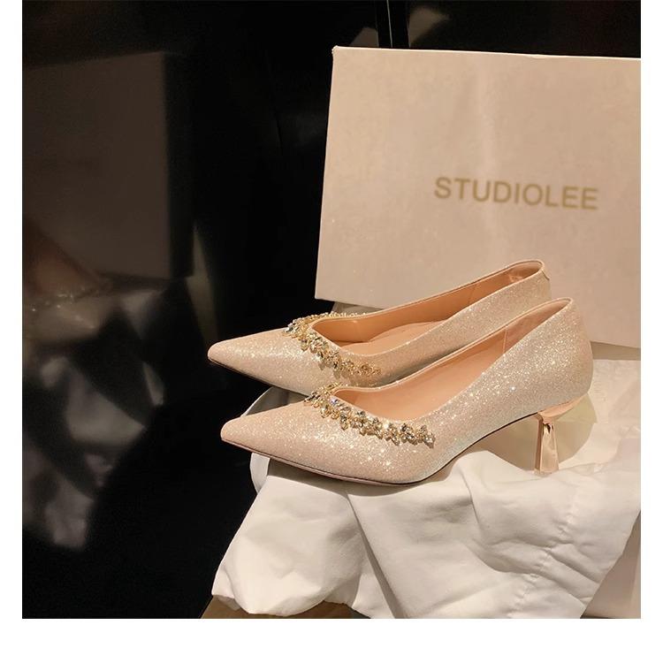 

Версия из овчины~ Новые французские туфли-лодочки с блестящими стразами, шелковистые, темпераментные, с маленьким острым носком, на тонком каблуке, с мелким вырезом, свадебные туфли, туфли на высоком каблуке, женская обувь 34