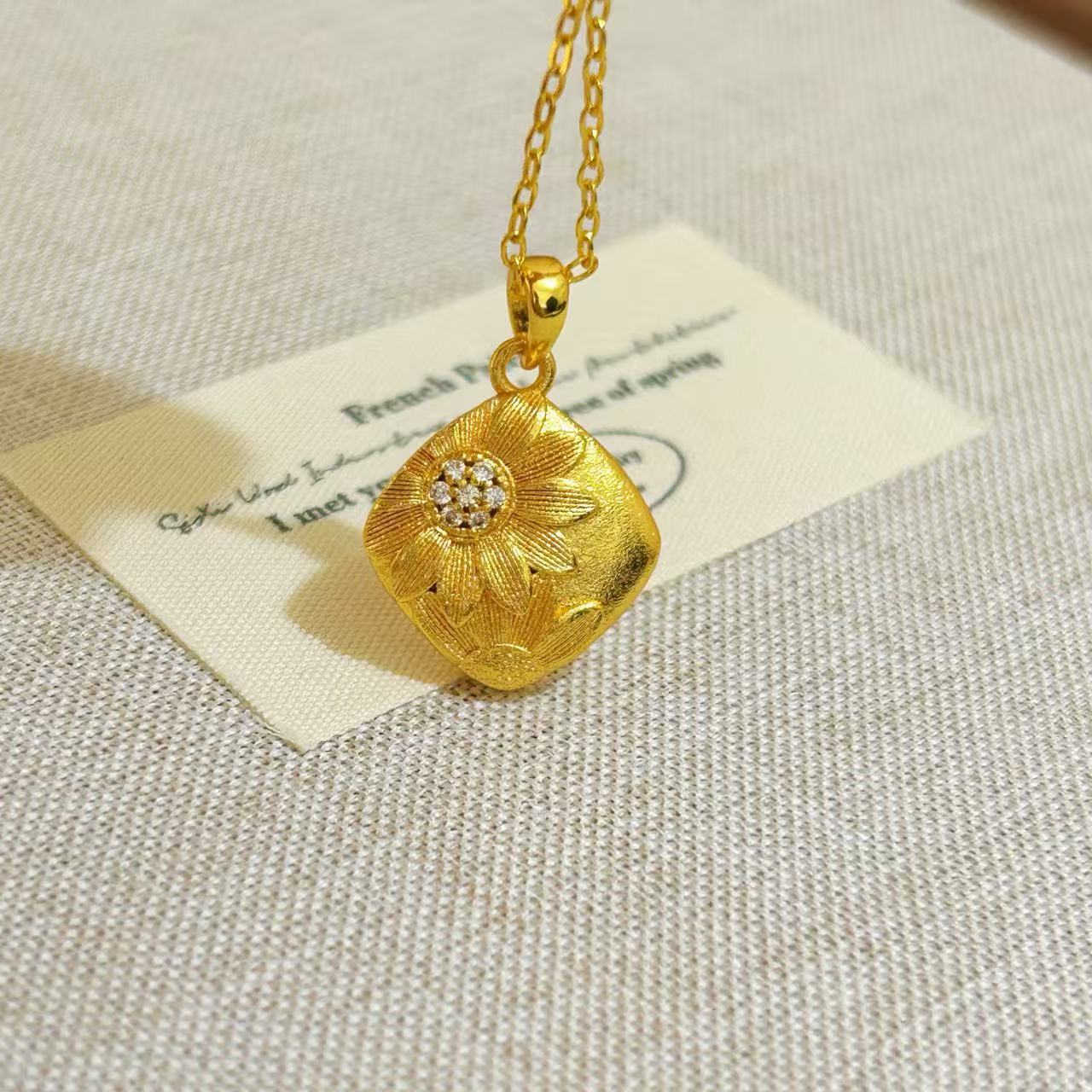 The same sand gold diamond-inlaid brushed sunflower square pendant necklace is a niche light luxury design jewelry
