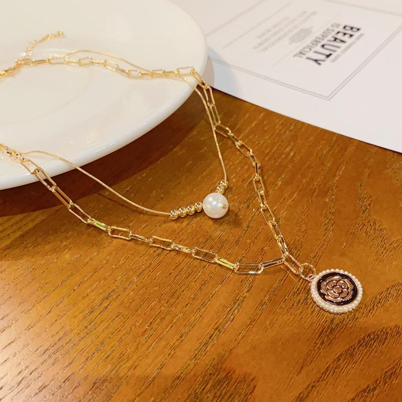

Осень и зима персонализируют модный нишевый дизайн с двухслойным жемчужным цветком, круглая подвеска с этикеткой, ожерелье, легкая роскошная универсальная цепочка для свитера