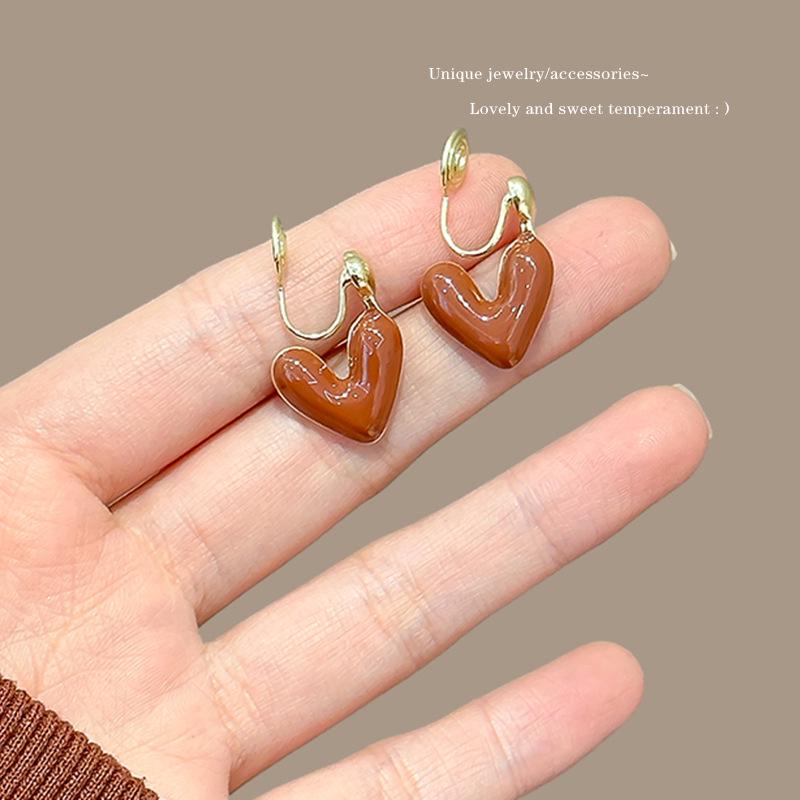 Elegant Pearl Stud Earrings: Simple, High-End Design for Autumn/Winter 2024