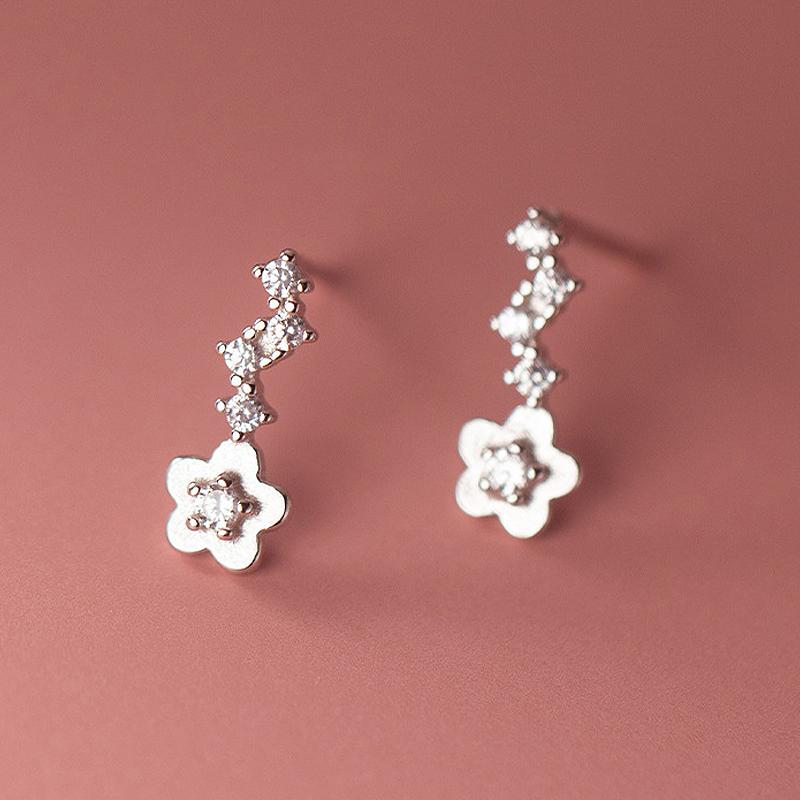 Stylish Geometric Silver Flower Sparkling Zircon Women s Stud Earrings Sweet and Cute Piercing Jewelry серебряный
