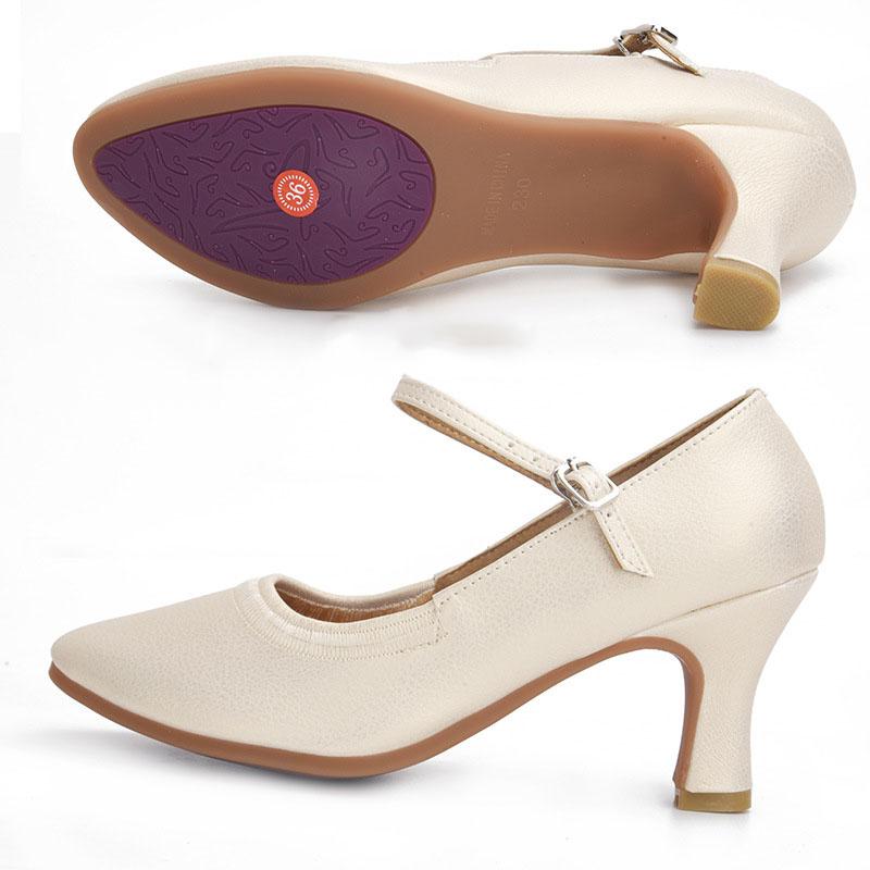 

Кожаные туфли для современных танцев с закрытым носком для женщин, мягкая резиновая подошва, стандартные туфли для бальных танцев, каблук 7 см 38 бежевый