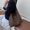 Large-capacity tote bag, women's Korean version, high-end sense, trendy commuting, simple and versatile shoulder bag.