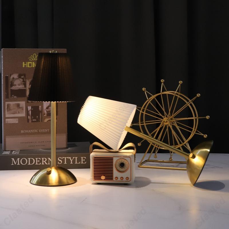 Kreativer LED-Faltenstoff-Lampenschirm Schlafzimmer Nachttischlampe USB-Lademodell Touch-Nachttisch Wohnzimmer Kleine Tischlampe