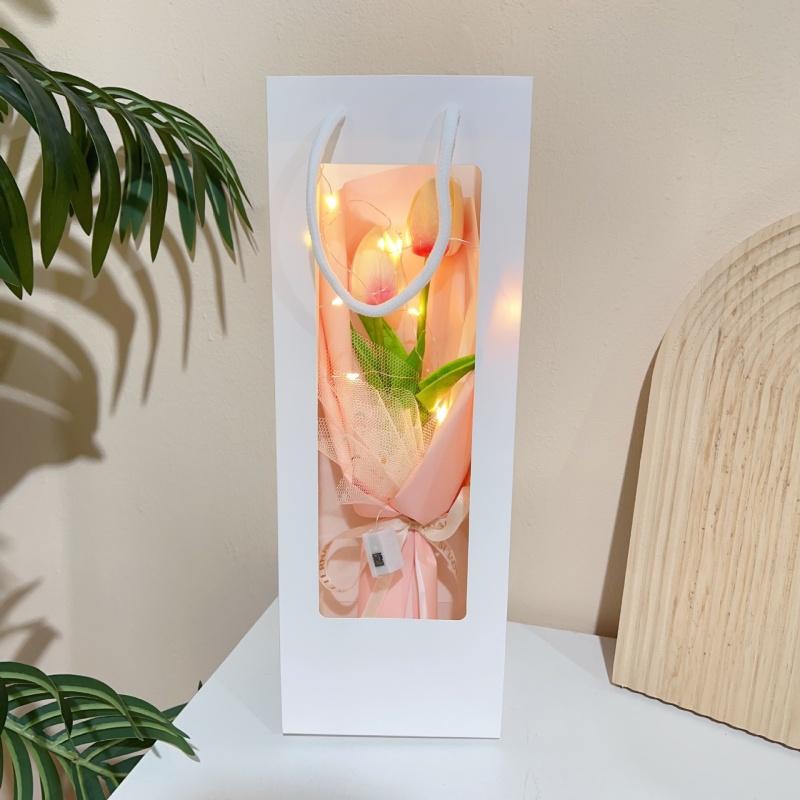 Kreativní ručně držená kytice tulipánů Háčkované květiny Puff se světelnými řetězy Ručně vyráběný dárek ke Dni učitelů, Valentýnu