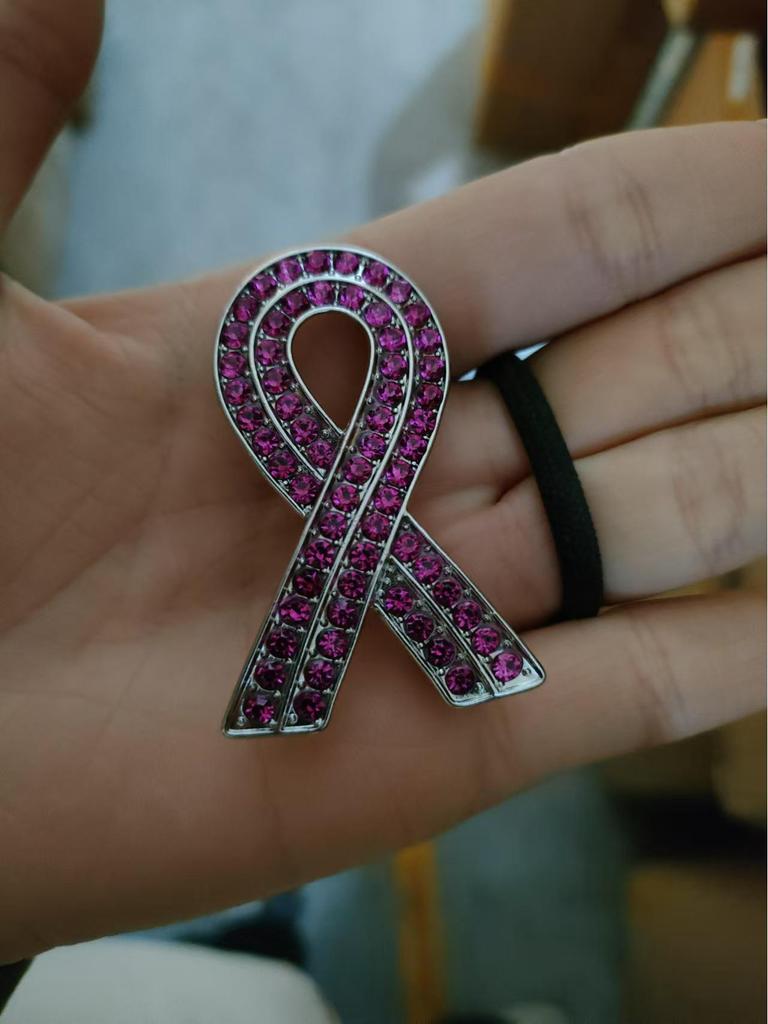 Kırmızı Kurdele Rozetli Meme Kanseri Farkındalık Kolyesi ve AIDS Önleme Bilekliği