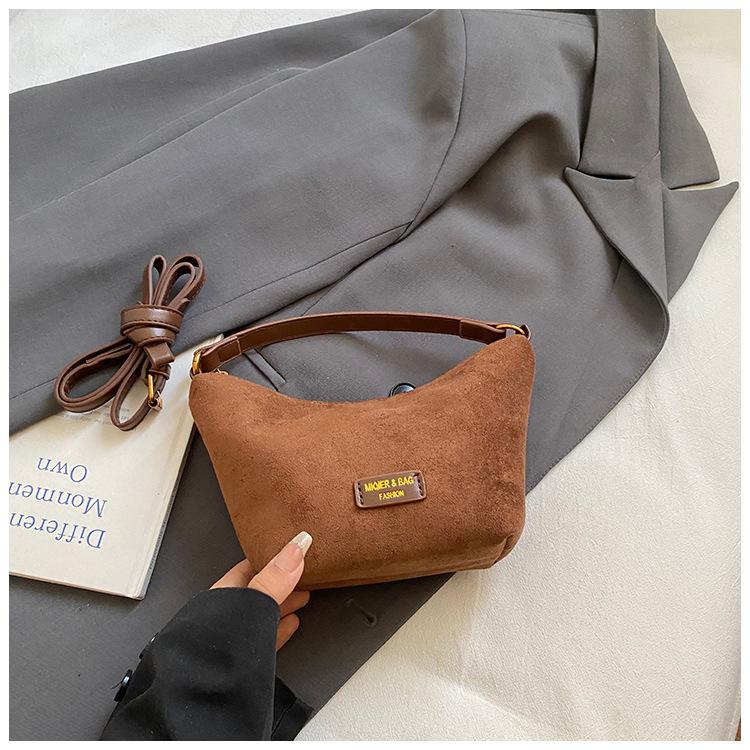 2025 new versatile bucket bag ins small bag shoulder messenger bag niche design retro commuter bag women