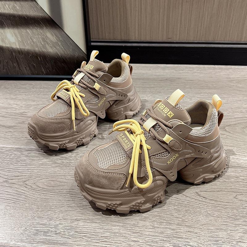 Europäische beliebte Dad-Schuhe mit dicker Sohle für Damen 2025 neue Modelle zeigen Füße, kleine Mesh-Muffin-Schuhe, erhöhende und atmungsaktive Sportschuhe für Damen