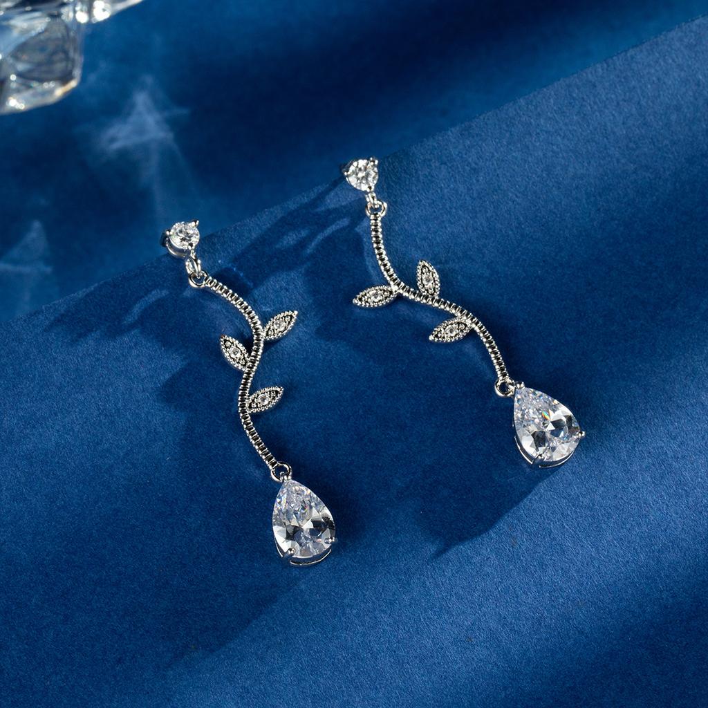 Simple Long Copper Inlaid Zircon Earrings Leaf Stud Earrings Personality Chic Earrings Temperament Elegant Women's Earrings Decoration