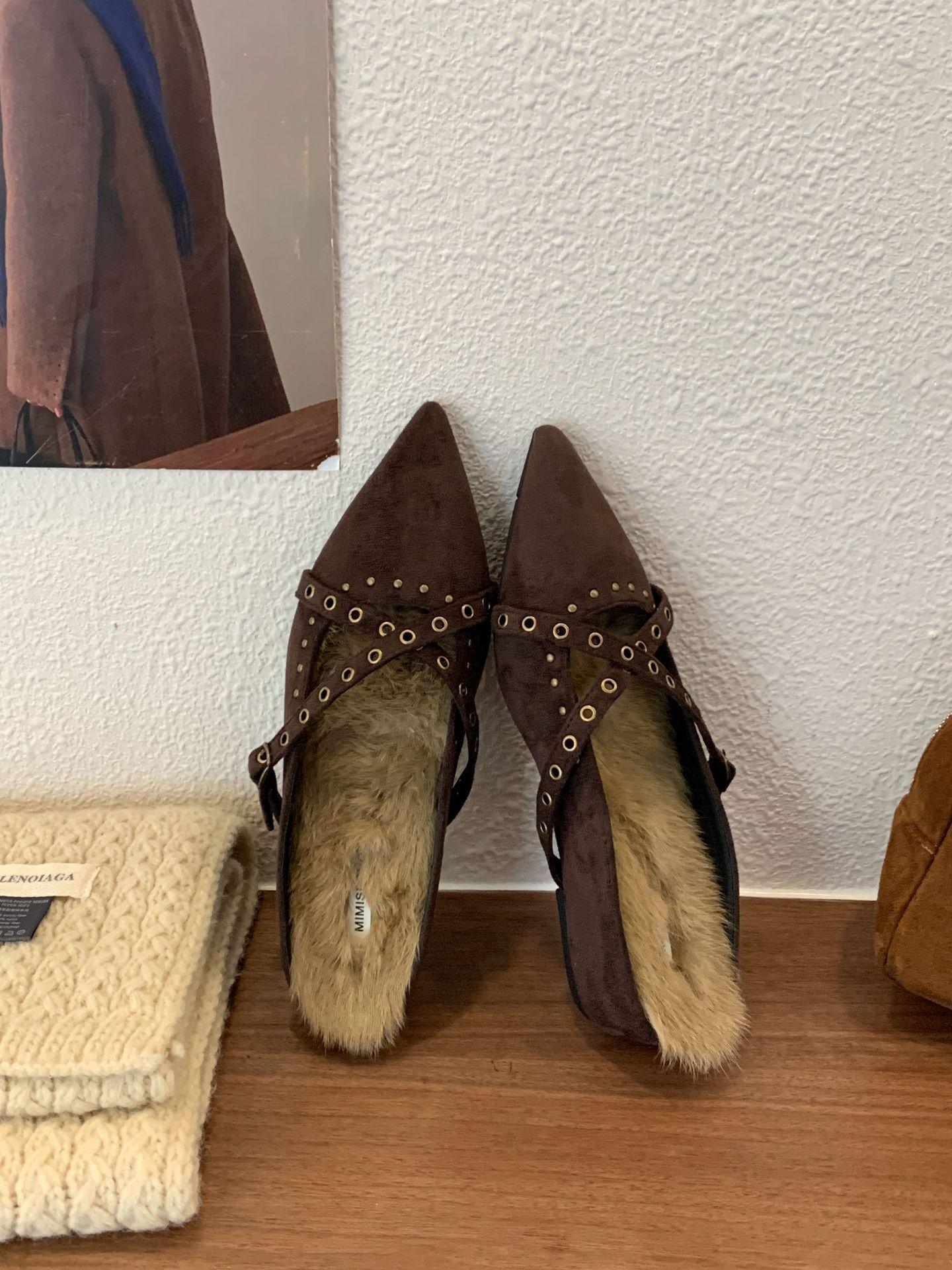 

2025 новые остроносые полушлепанцы женские уличные на плоской подошве с перекрестными заклепками женская обувь на толстом каблуке с внутренней высотой, увеличивающей рост, шлепанцы-мюли с закрытым носком 39 кофейный