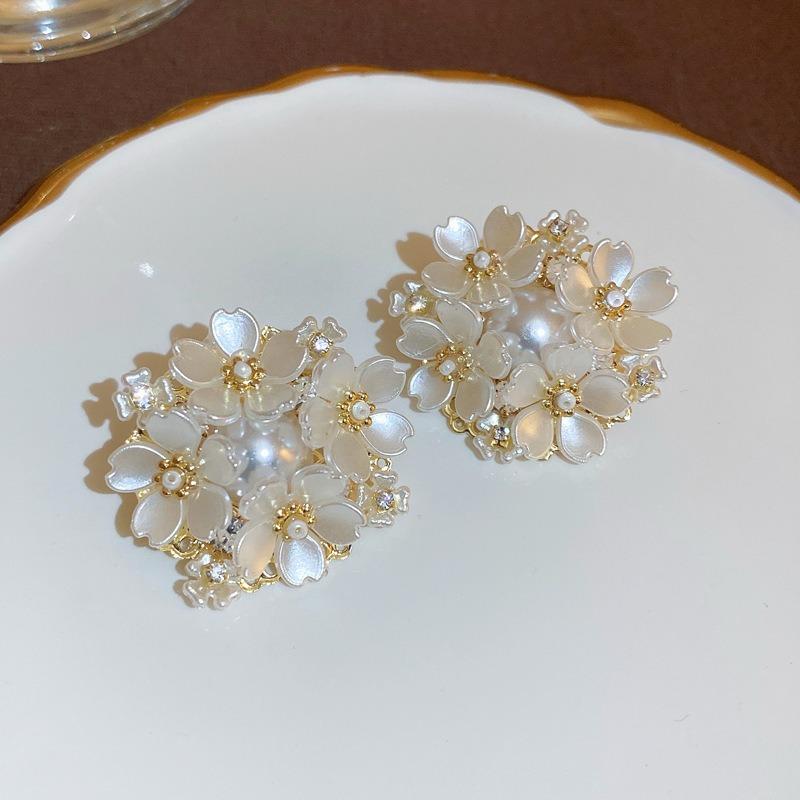 Real Gold Electroplated Silver Needle Freshwater Pearl Flower Earrings High-end Earrings French Light Luxury Elegant Earrings Women