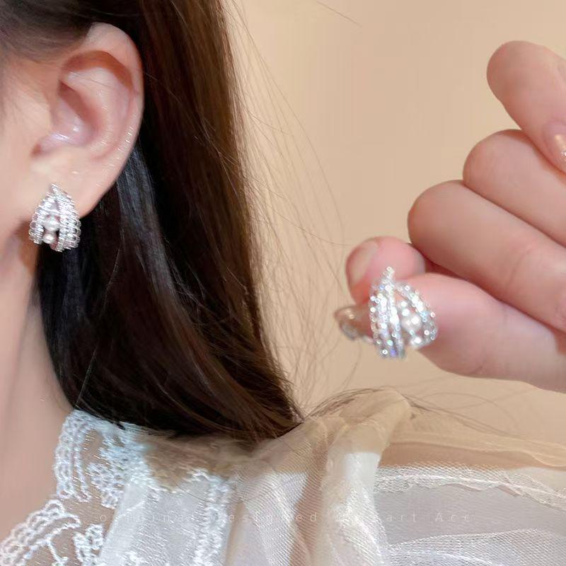 

Luxe Pearl Lace Hollow Earrings: Elegant Women s Fashion Studs 0006532152