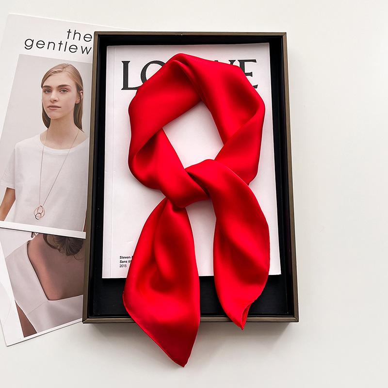 Melkehvit lite firkantet skjerf silkeskjerf 70x70cm