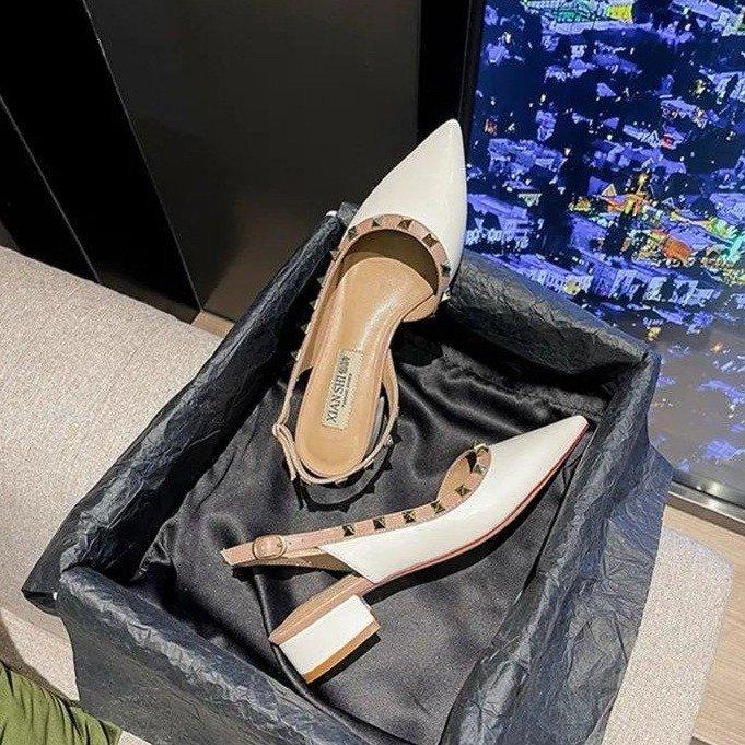 V home rivet one-word buckle flat shoes thick heel sandals women 2025 new versatile fairy style Roman rivet shoes