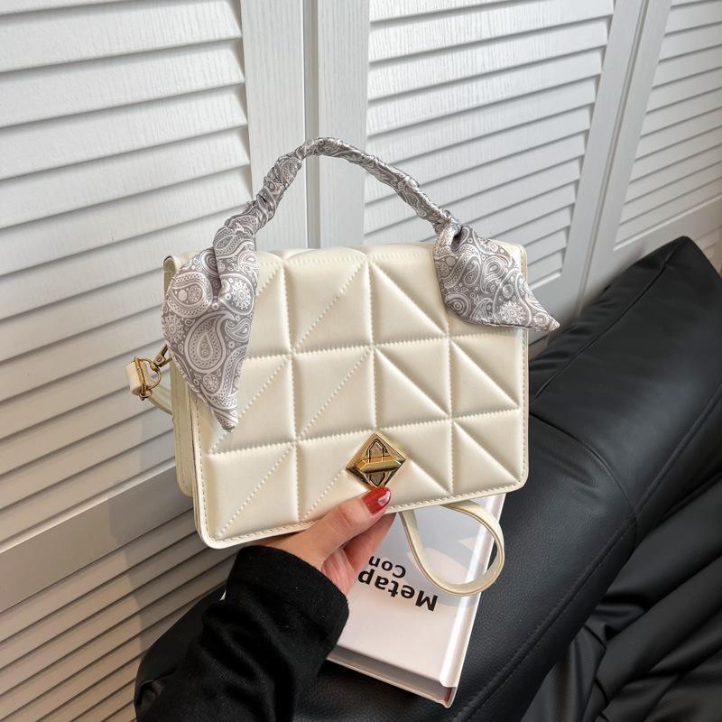 2025 Spring and Summer New Shoulder Crossbody Portable Women's Bag Fashion Korean Version Silk Scarf Diamond Chain Box Bag Women's Tide