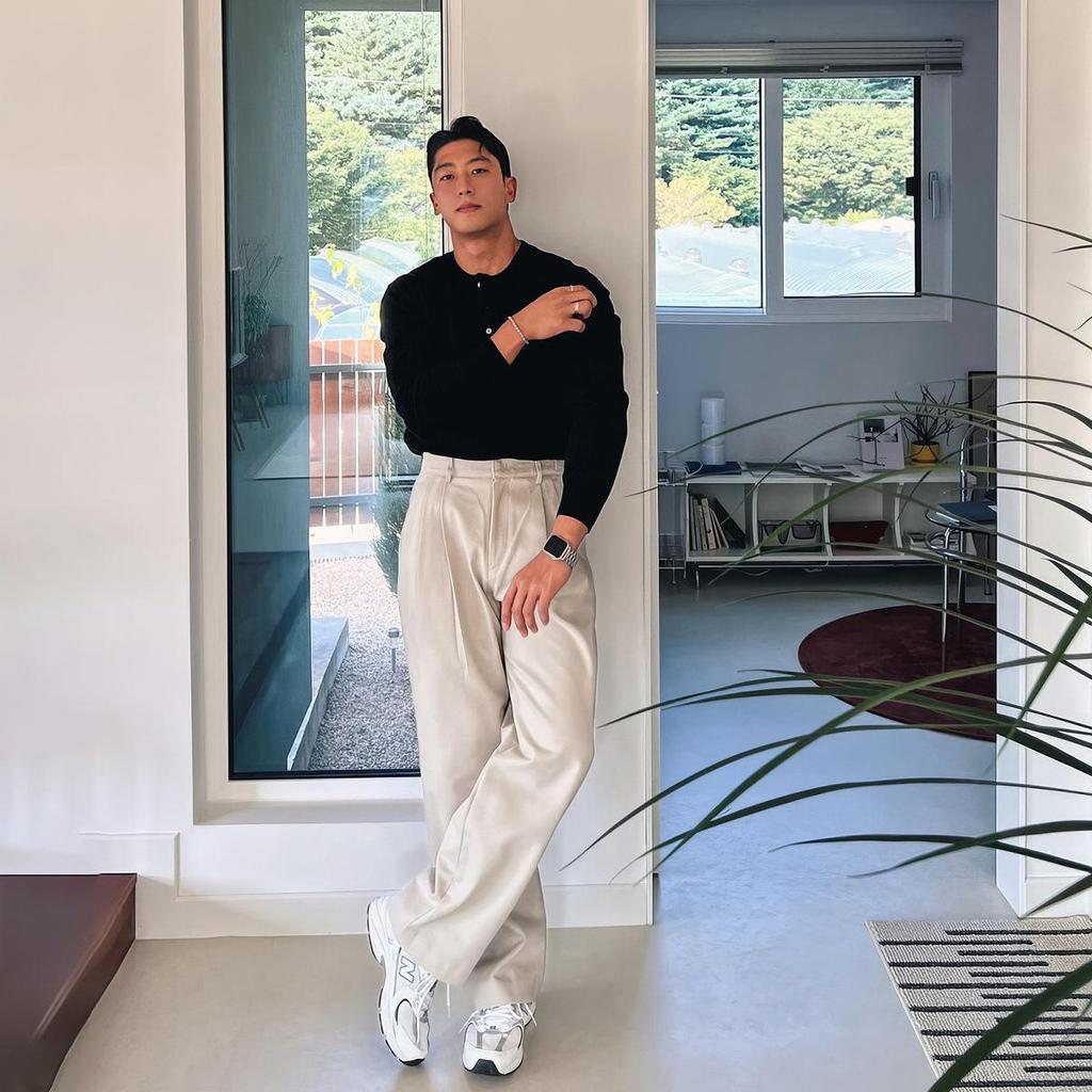 Hong Kong Style Men's Double-Pleated Pants - Designer-Look, High-Quality, Versatile Suit Pants with Straight, Wide Legs.