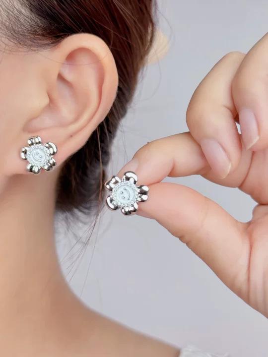 

French retro oil drip light luxury high-end smiley face versatile stud earrings small fresh original design sunflower earrings