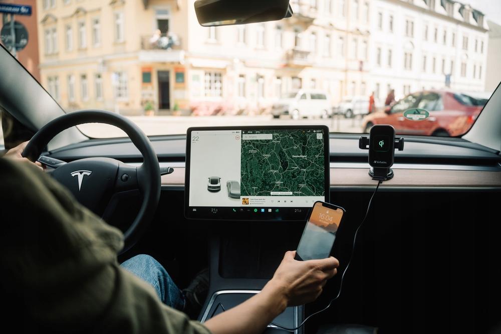 Uchwyt samochodowy Verbatim FWC-02 Qi grawitacyjny z ładowarką indukcyjną