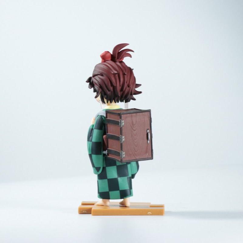 Jucării și figurine anime desenate de Tanjirou, Zenitsu și Inosuke din 'Demon Slayer' ca ornamente decorative de birou