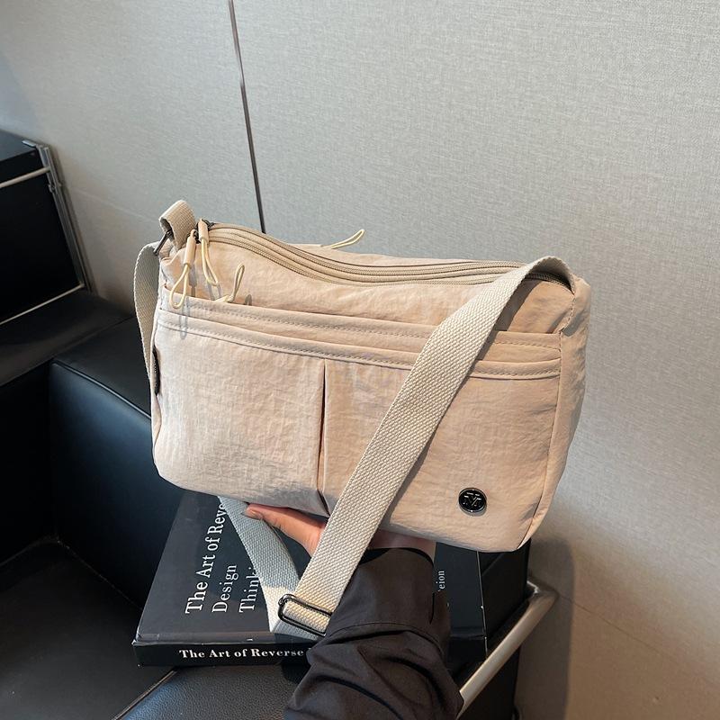 Niche design casual fashion trend shoulder messenger bag 2025 autumn new foreign style women texture small square bag