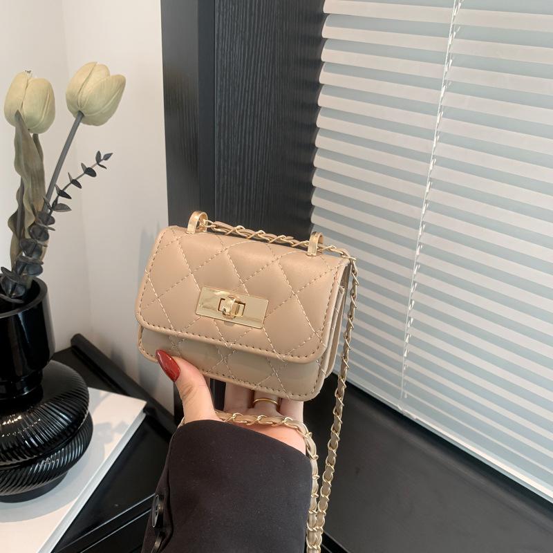 Korejská verze diamantové jednobarevné řetízkové malé čtvercové kabelky letní nová trendy módní kabelka přes rameno jednoduchá a módní dámská crossbody kabelka