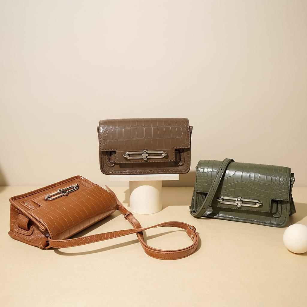 This Small Square Bag Exudes A Sense of High-end, with A Lock That Is Fashionable and Versatile. It Is An Exquisite Single-shoulder Crossbody Bag