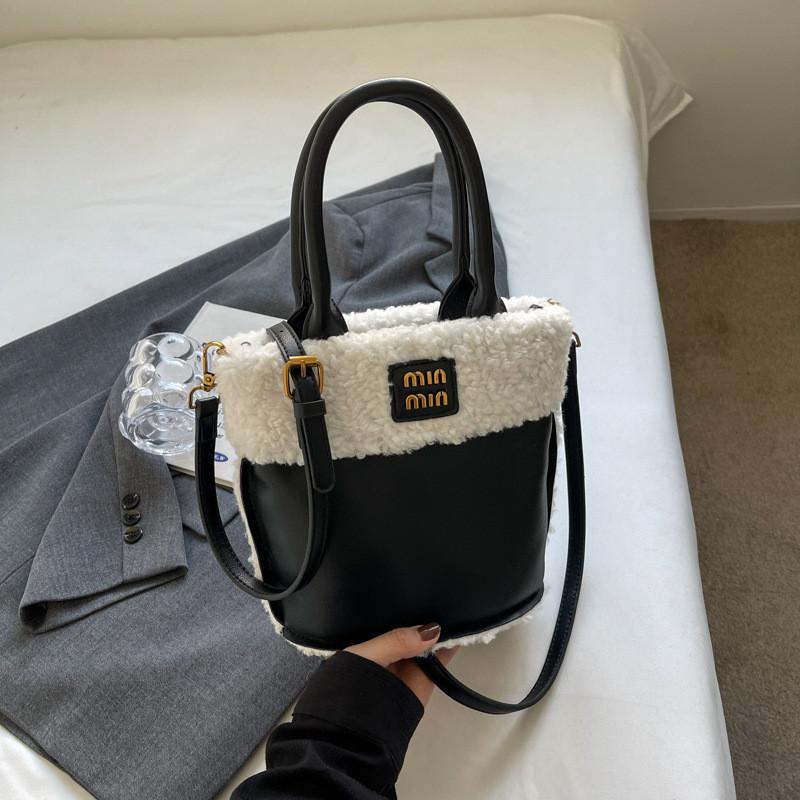 

2023 New Korean Style Plush Handbag Women s Winter Shoulder Bag Small Square Bag High-end Feeling Cross-border Fashion чорний