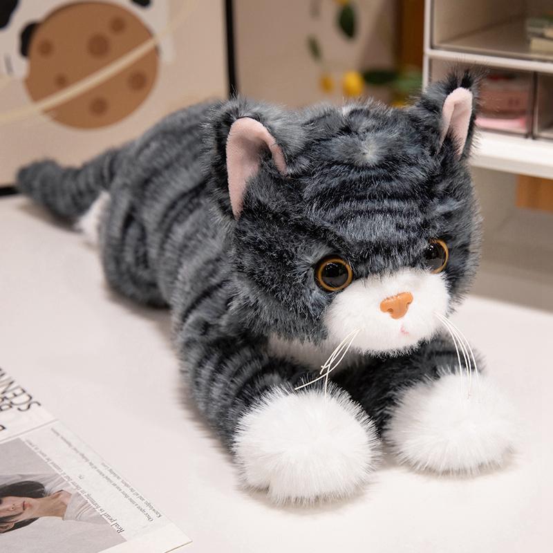 4555Cm Peluche Chat Allongé Rayé Jouet en Peluche Moelleux Animal de Dessin Animé Petit Chat Peluche Cadeau d'Anniversaire Réconfortant 45cm