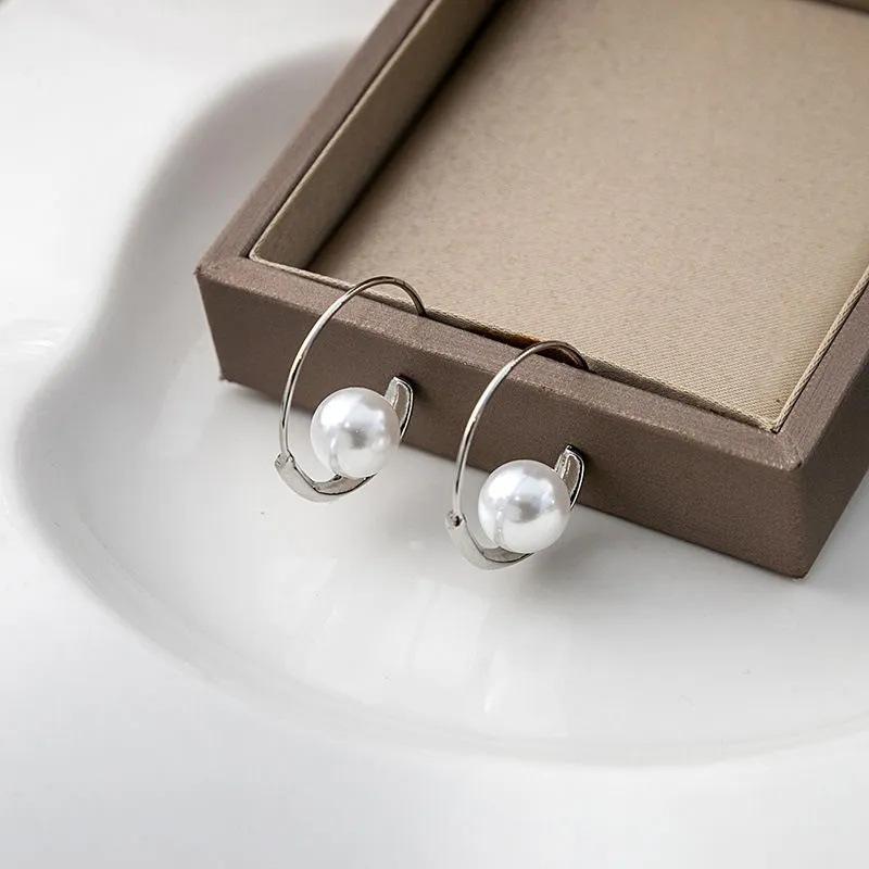 Trendy High-End French Pearl Earrings for Women: Elegant Niche Style