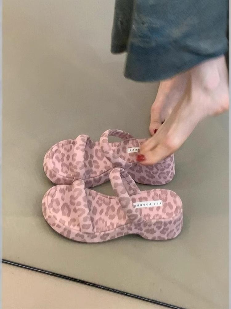 

Hong Kong style one-word drag fashion wedge temperament single shoes women s 2025 spring and summer new French heightening Roman cool slippers 35