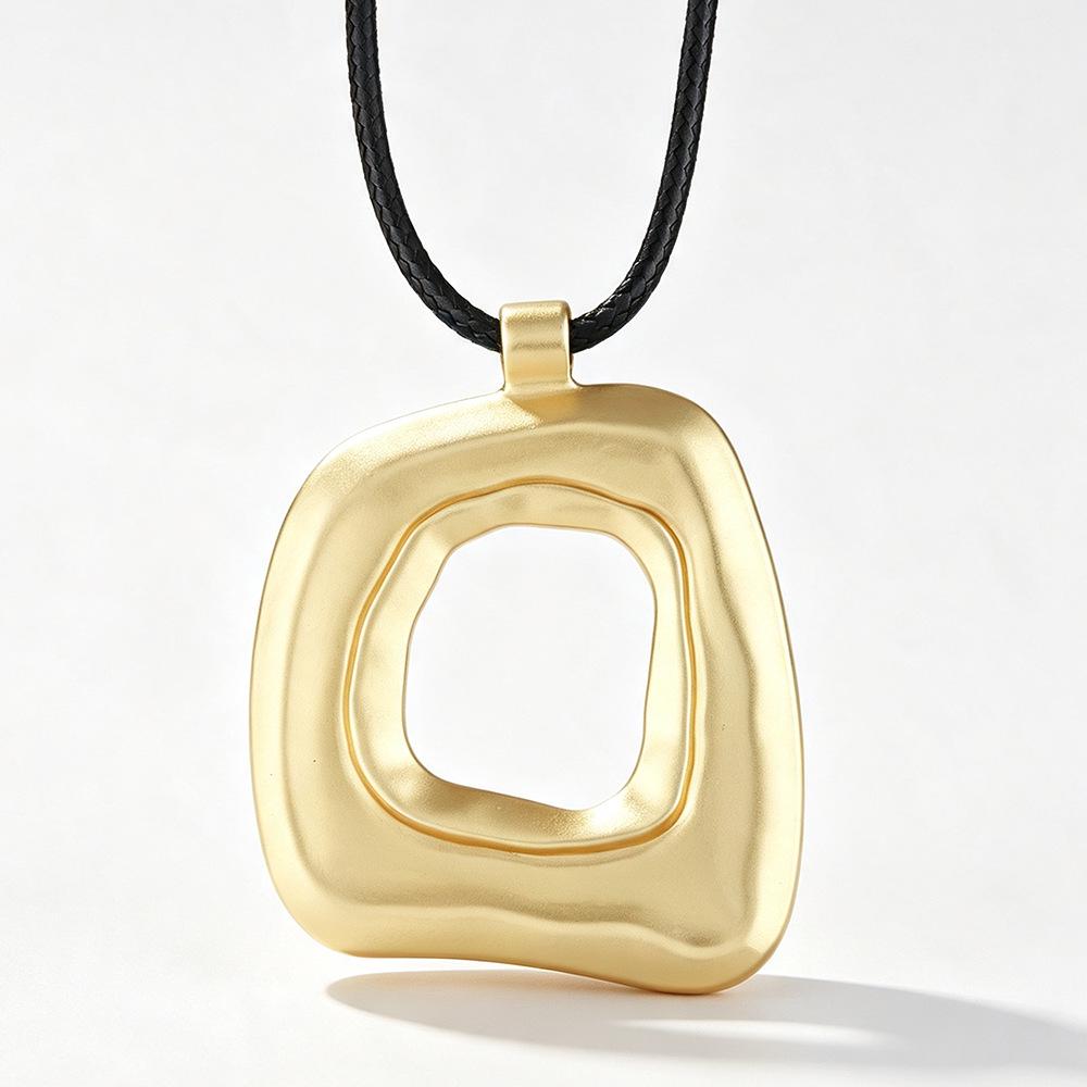 Irregular Fashion Versatile Necklace with Unique Design Sense
